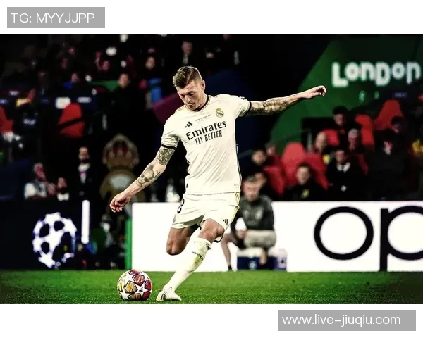 克罗斯在足球场上的传奇之路与未来展望：从天才少年到世界级中场大师