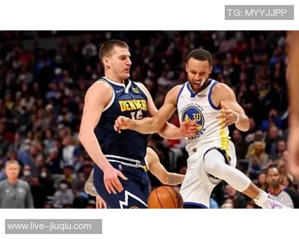 勇士队在11月13日的激战中展现出无与伦比的实力与团队合作精神 勇士队在11月13日的激战中展现出无与伦比的实力与团队合作精神