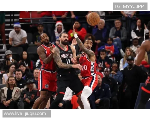 快船主场逆转火箭以113比102获胜展现强大团队实力